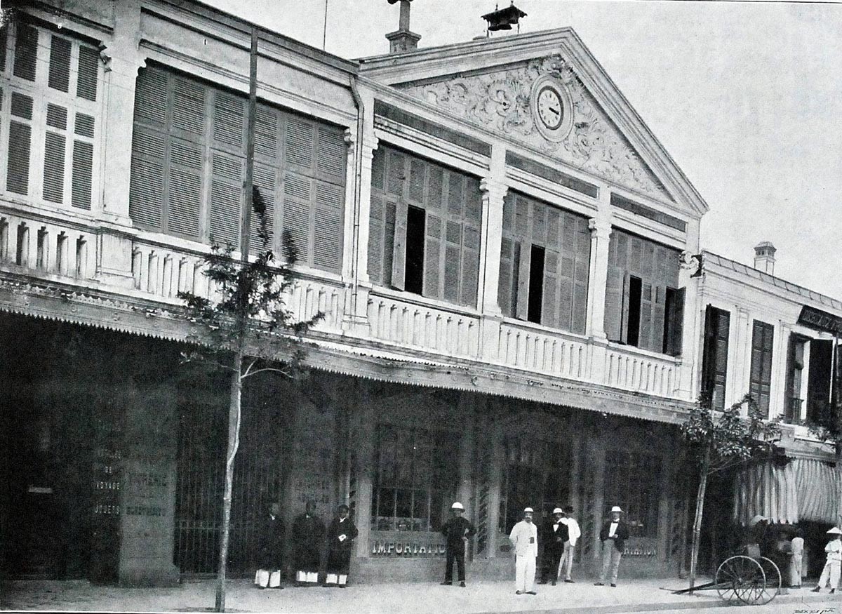 Bên ngoài một quán bar của người Pháp ở Hà Nội năm 1900.