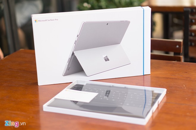 Sau khi bán tại Mỹ và nhiều thị trường, Surface Pro 4 được xách tay về Việt Nam và bán với giá gần 30 triệu đồng cho bộ sản phẩm gồm máy và bàn phím.