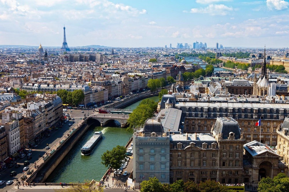 Hai bờ  sông Seine của Paris có rất nhiều công trình kiến trúc cổ nổi tiếng. Quần thể kiến trúc này đã được UNESCO công nhận là di sản thế giới năm 1991.