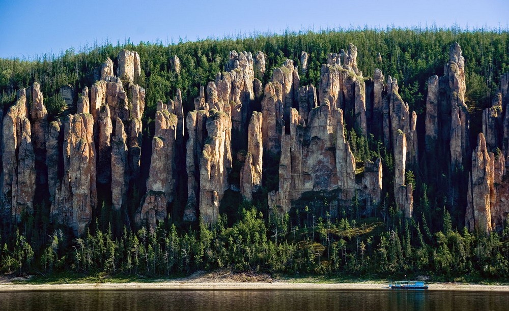 Nằm ở trung tâm của nước cộng hòa Sakha (Yakutia) thuộc Liên bang Nga, Công viên cột thiên nhiên Lena là một kỳ quan địa chất có một không hai trên thế giới.