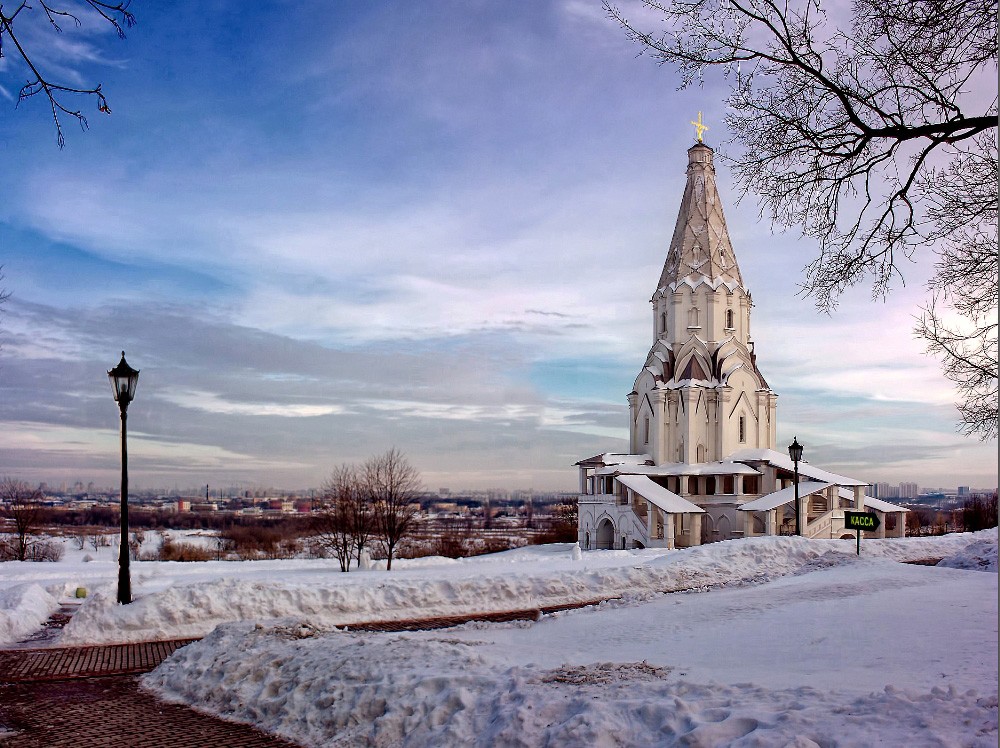 Nằm ở ngôi làng cổ kính Kolomenskoye tại vùng ngoại ô Moscow ngày nay,  nhà thờ Thăng thiên Kolomenskoye là một kiệt tác có tầm quan trọng to lớn trong lịch sử nền kiến trúc Nga.