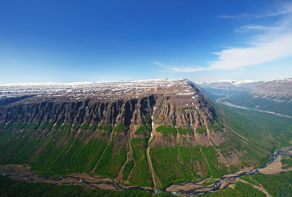 Nằm ở rìa Tây Bắc vùng núi Trung Siberia,  cao nguyên Putorana là một vùng đất nguyên sơ tuyệt đẹp của nước Nga.