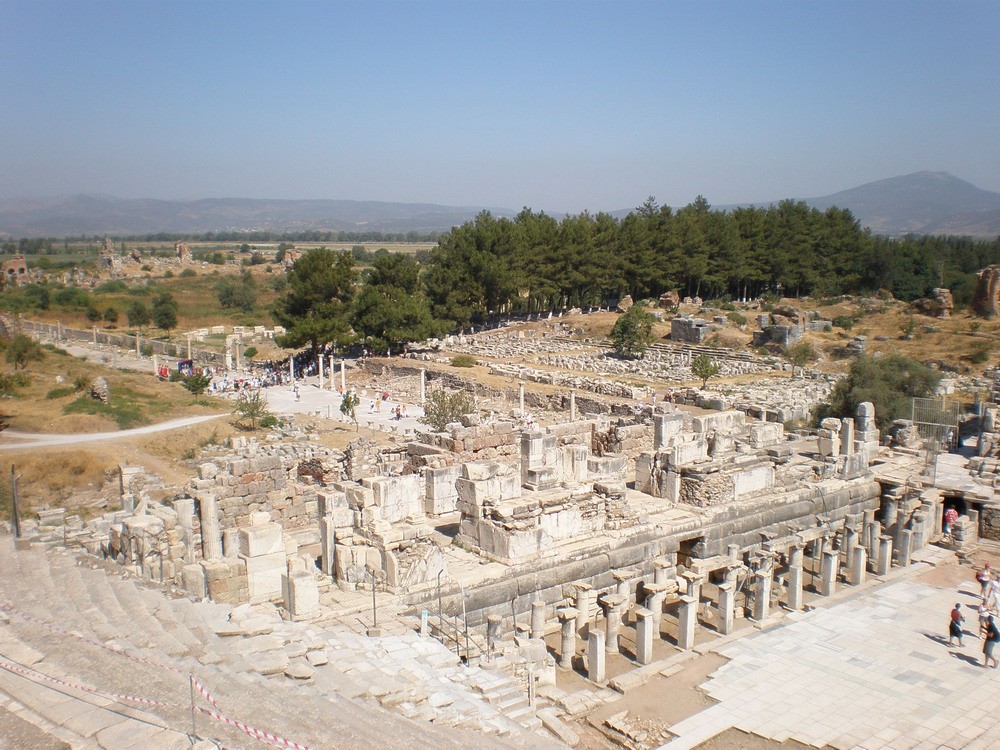 Nằm trên vùng duyên hải Ionia ở tỉnh İzmir của Thổ Nhĩ Kỳ,  thành phố cổ Ephesus là một trong những đô thị quan trọng nhất của Hy Lạp cổ đại.