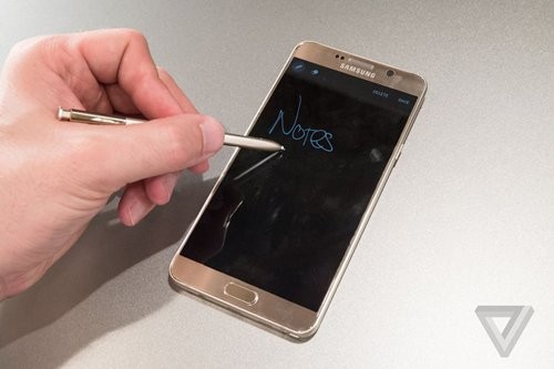  1. Samsung Galaxy Note 5. Ngoài thiết kế ấn tượng đi kèm bút S –Pen đa tính năng, “siêu phẩm” Galaxy Note 5 của Samsung ghi điểm mạnh bởi được tích hợp  chip Exynos 7420 tám nhân cực nhanh. Được biết, loại chipset này đã được nâng cấp rất nhiều qua nhiều dòng Galaxy S và có tốc độ khá “đỉnh”. Đồng thời, bộ nhớ RAM đi kèm với Note 5 cũng được nâng lên tới 4GB.