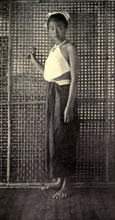 Thôn nữ áo yếm An Nam. Hỉnh ảnh do bà Gabrielle Maud Vassal (1880-1959) thực hiện trong thời gian sinh sống tại  Việt Nam năm 1904-1907 cùng chồng là bác sĩ quân y Pháp Joseph Jean Vassal.