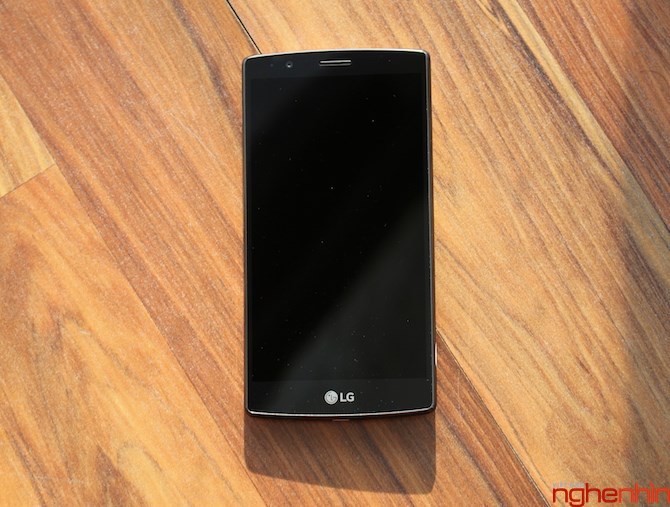  LG G4. Là bản nâng cấp của G3 trước đây, G4 vẫn sở hữu màn hình Quad HD cực đẹp nhưng khắc phục những nhược điểm của người tiền nhiệm. Ngoài ra, nó còn giữ lại khe cắm thẻ Micro SD và pin rời 3000 mAh - những thứ đã "biến mất" trên các dòng điện thoại Android cao cấp khác trong năm nay. Tuy nhiên, điểm sáng nổi bật nhất của G4 năm nay đó là camera 16MP xuất sắc, lấy nét nhanh nhờ laser và các tùy chọn chụp ảnh chuyên nghiệp. Với vi xử lý Snapdragon 808 và RAM 3GB, máy cũng hoàn toàn không gặp khó khăn trong việc xử lý các tác vụ hàng ngày.