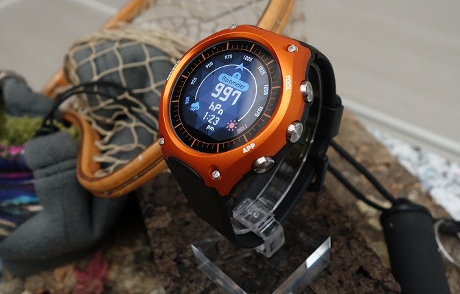  Khi smartwatch ngày càng rẻ cũng là lúc sự cạnh tranh ngày càng cao, và Casio cũng không thể đứng yên với thị trường đầy tiềm năng này. Dù đây không phải lần đầu Casio sản xuất smartwatch, nhưng đây mới thực sự là một chiếc smartwatch đúng nghĩa của Casio. Mang tên WSD-F10, thiết bị của Casio sử dụng Android Wear cùng chế độ đặc biệt hứa hẹn cho thời gian sử dụng lên đến 1 tháng cho mỗi lần sạc.