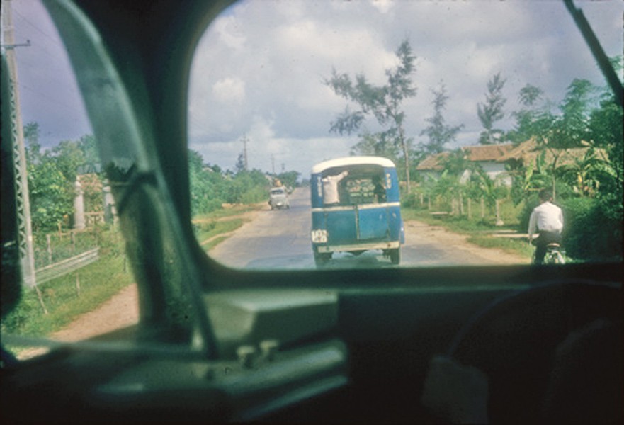 Trên đường đến  Huế năm 1964. Hình ảnh do tác giả Lonnie M. Long thực hiện.