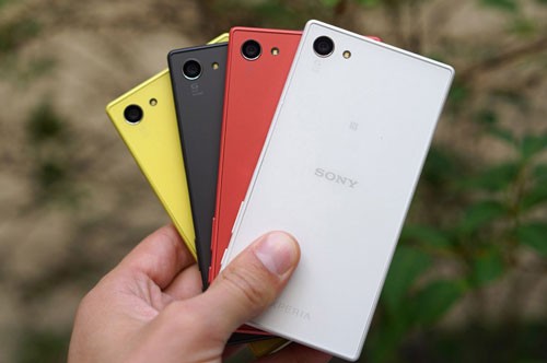  1. Sony Xperia Z5 Compact (9,99 triệu đồng). Dung lượng pin: 2.700 mAh,  công nghệ sạc nhanh Quick Charge 2.0, sạc đầy 60% trong 30 phút.