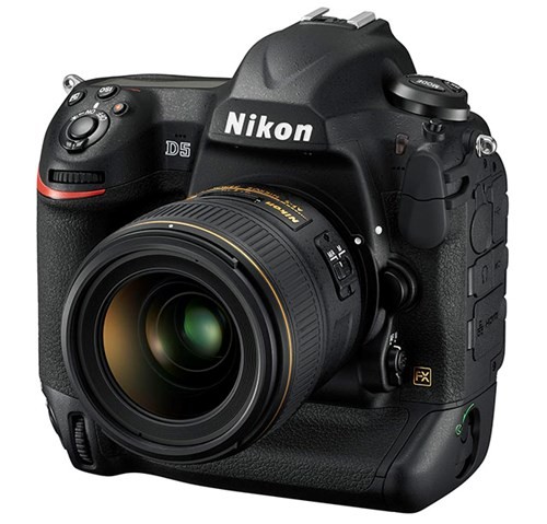 Theo trang công nghệ Gizmodo, đã 4 năm kể từ khi Nikon cho ra mắt chiếc DSLR cao cấp D4 với nhiều tính năng hấp dẫn và được đánh giá rất cao. Tuy nhiên, công nghệ ngày càng phát triển dẫn đến D4 dần tụt lại phía sau. Tại CES 2016, Nikon đã công bố  máy ảnh Nikon D5 là sản phẩm kế nhiệm với những tính năng còn cao cấp hơn thế. Với D5, Nikon lần đầu tiên mang khả năng quay video 4K lên DSLR, đây vốn không phải là thế mạnh của Nikon trong những năm qua. Điều này là sự thay đổi cần thiết của hãng khi mà những sản phẩm rẻ hơn nhiều cũng được trang bị tính năng mạnh mẽ này.        