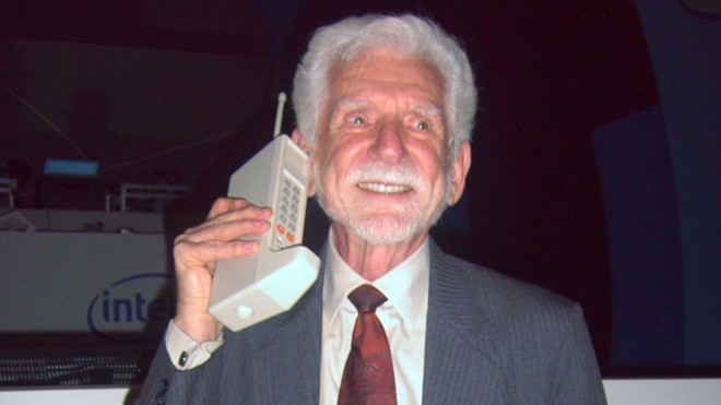  Motorola DynaTAC Prototype (1973): Đây là chiếc điện thoại di động đầu tiên trên thế giới. Máy nặng 1,1 kg và dày 13 cm. Dù không thể bỏ vào túi do khá cồng kềnh, DynaTAC Prototype đã tạo ra một cuộc cách mạng về thiết bị cá nhân.