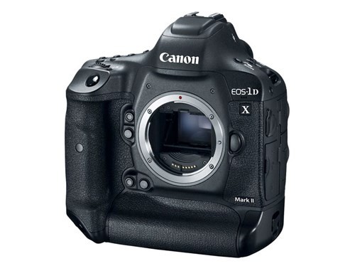  Máy ảnh Canon EOS 1D X Mark II được trang bị lớp vỏ hợp kim magiê với kích thước lần lượt là 158x167,6x82,6mm, trọng lượng 1.530g (bao gồm cả pin).