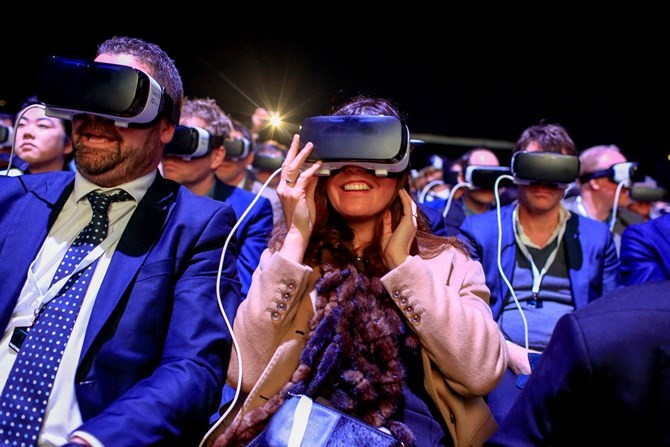 Các khách mời đang sử dụng kính thực tế ảo Gear VR ở buổi lễ ra mắt của Samsung tại  Mobile World Congress 2016 (MWC) ngày 21/2.