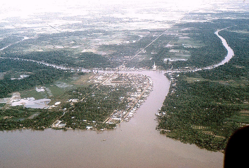 Thị trấn Cái Bè,  miền Nam trước 1975 nhìn từ máy bay. Công trình màu trắng nổi bật ở ngã ba sông là nhà thờ Cái Bè nổi tiếng.