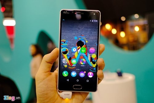 Wiko uFeel là smartphone vỏ kim loại, màn hình cong 2,5D và bảo mật vân tay có RAM lên đến 3 GB. Sản phẩm này dự kiến về Việt Nam trong vài tháng tới với mức giá khoảng 4,5 triệu đồng.