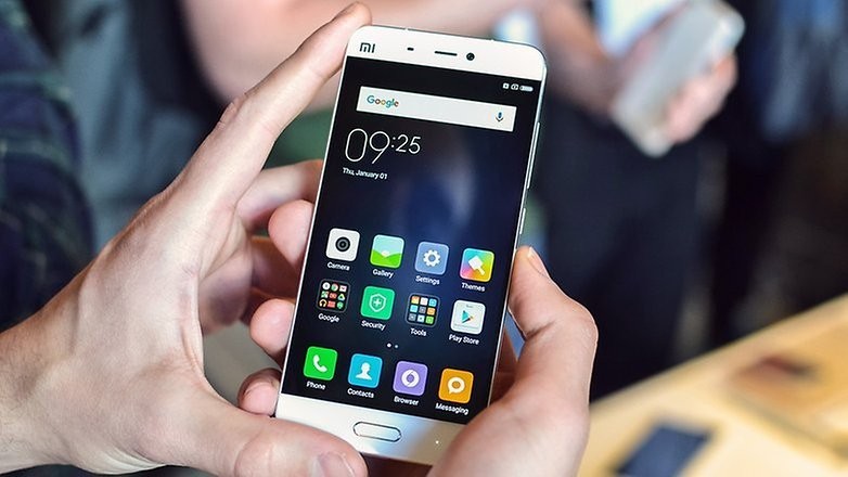  Xiaomi Mi 5 và Mi 5 Pro. Xiaomi đã tạo được tiếng vang lớn tại MWC 2016 khi trình làng "chiến hạm" Mi 5. Thiết kế và thông số kỹ thuật của hai siêu phẩm này rất ấn tượng. Phiên bản Mi 5 thông thường có một mặt sau bằng kính 3D, bộ nhớ trong 32GB hoặc 64GB và RAM 3GB. Phiên bản Pro có mặt sau bằng gốm, bộ nhớ trong 128GB và RAM 4GB. Cả hai sản phẩm này đều mang sức mạnh chip Snapdragon 820 và hệ thống ổn định hình ảnh quang học 4 trục - đã gây ấn tượng mạnh tại MWC 2016. Phiên bản 32GB có giá thấp nhất - 407,99USD, phiên bản Mi 5 dung lượng 64GB có giá 459,99USD còn Mi 5 Pro có giá 515,99USD.