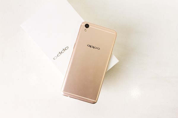  Điện thoại Oppo F1 Plus sở hữu thiết kế kim loại cao cấp, sang trọng, được gia công tỉ mỉ, chế tác tinh xảo. Máy còn sở hữu cả cảm biến vân tay làm bằng gốm đặt trên nút Home mặt trước cho phép mở khóa màn hình và ứng dụng với tốc độ nhận diện cực nhanh 0.2s.