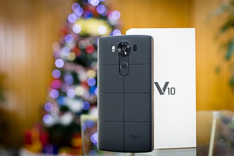 LG V10 (giảm 4 triệu đồng). Từ mức niêm yết 16 triệu đồng, giá của V10 trên thị trường hiện giờ còn khoảng 12 triệu đồng. Đây là phablet cao cấp của LG với thiết kế độc đáo có hai màn hình và hai camera selfie, một góc rộng và một góc tiêu chuẩn. Máy còn được trang bị camera chính 16 megapixel giống với G4, tích hợp thêm cảm biến vân tay và được đánh giá cao về âm thanh với DAC xử lý nhạc 32-bit.