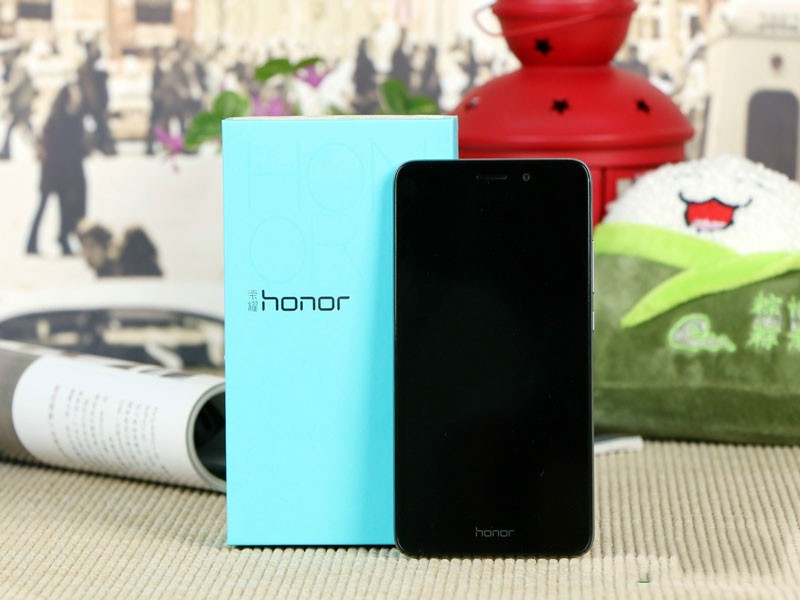 Mặc dù có giá bán chỉ 139 USD (tương đương 3,09 triệu đồng), song  smartphone giá rẻ Huawei Honor 5C được trang bị lớp vỏ kim loại nguyên khối cùng tính năng cảm biến vân tay (đặt ở mặt lưng).