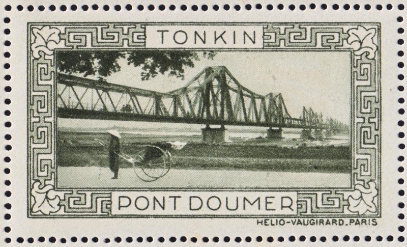 Cầu Doummer (Long Biên) ở Hà Nội. Hình  Việt Nam thời thuộc địa này nằm trong bộ tem "Kỷ niệm Đông Dương" phát hành ở Pháp năm 1950.