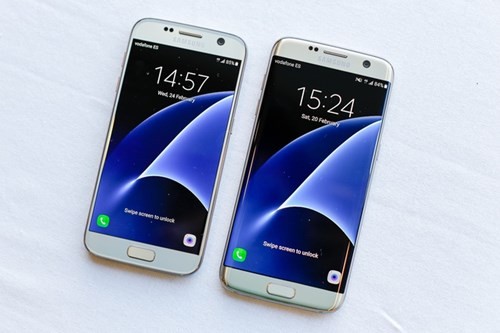  Samsung Galaxy S7 - S7 edge (giá từ 16 triệu đồng). Vẫn giữ thiết kế trông thời trang với khung viền kim loại và mặt lưng kính, nhưng Samsung trang bị cho cả hai model cao cấp khả năng chống nước và chống bụi với tiêu chuẩn IP68, cho phép chịu nước ở độ sâu 1,5 mét trong vòng 30 phút. Galaxy S7 và S7 edge còn sở hữu camera được đánh giá cao với cảm biến 12 megapixel cho khả năng chụp và lấy nét nhanh. Bộ đôi này có thể quay video 4K và chụp ảnh selfie góc rộng với camera 5 megapixel.