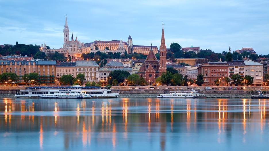 Nằm trên Đồi Lâu đài phía tây sông Danube ở thủ đô Budapest của Hungary,  nhà thờ Matthias được đánh giá là một trong những thánh đường tráng lệ nhất thế giới. Ảnh: Expedia.com