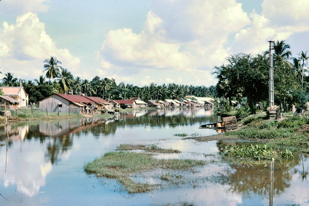 Làng xóm ven sông ở  Tây Ninh năm 1965.