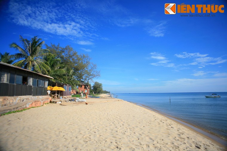 Bãi Trường có chiều dài gần 20 km từ Mũi Dinh Cậu đến Khóe Tàu Rũ, là bãi biển dài nhất  đảo ngọc Phú Quốc. Dọc theo bãi biển này là nhiều bãi cát trắng mịn với làn nước trong xanh.