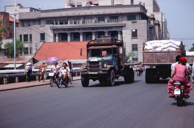 Trên cầu Khánh Hội,  Sài Gòn năm 1989.