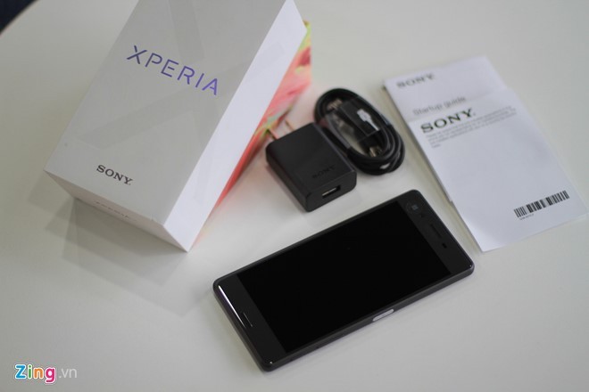  Điện thoại Sony Xperia X là bước chuyển lớn của Sony trên trường di động. Họ khai tử dòng Z và thay thế bằng dòng X với các model từ trung cấp đến cao cấp. Sony cho thấy thay đổi của mình từ cách đóng hộp sản phẩm với màu sắc tươi trẻ và năng động hơn.