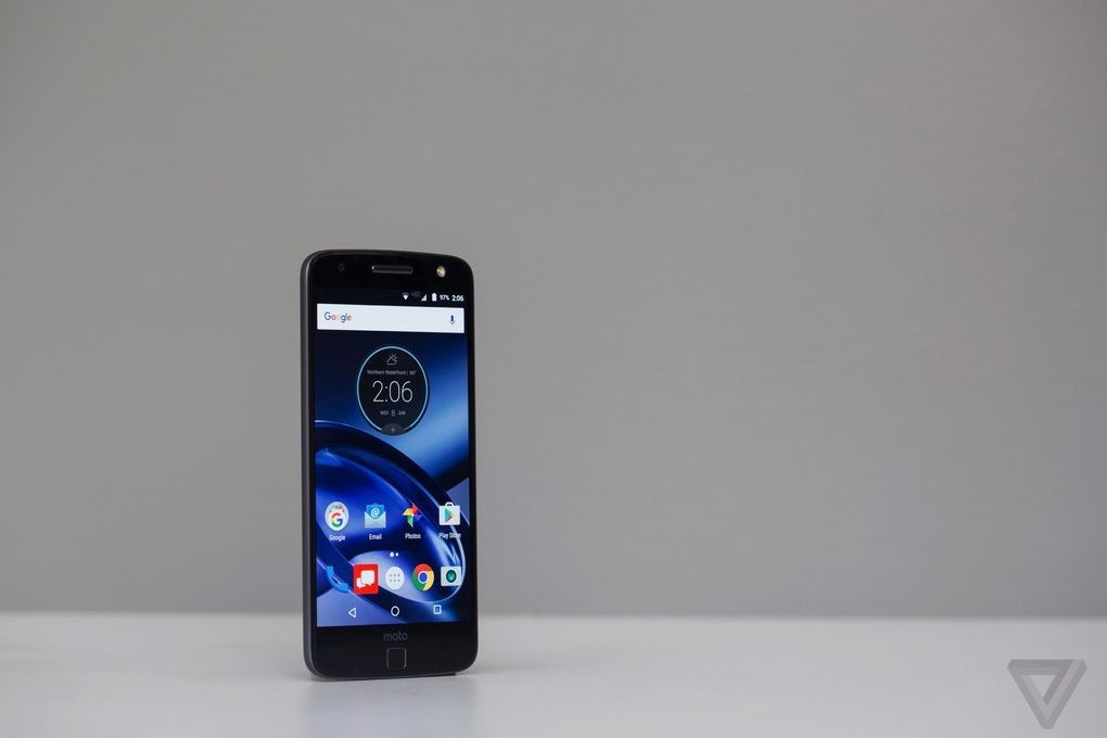  Điện thoại Moto Z và Moto Z Force vừa ra mắt mang đến nhiều ngạc nhiên cho tín đồ công nghệ. Không còn những chiếc smartphone Moto hầm hố, nam tính, Moto Z chạy theo trào lưu smartphone mỏng, nhẹ với thiết kế bo tròn mềm mại.