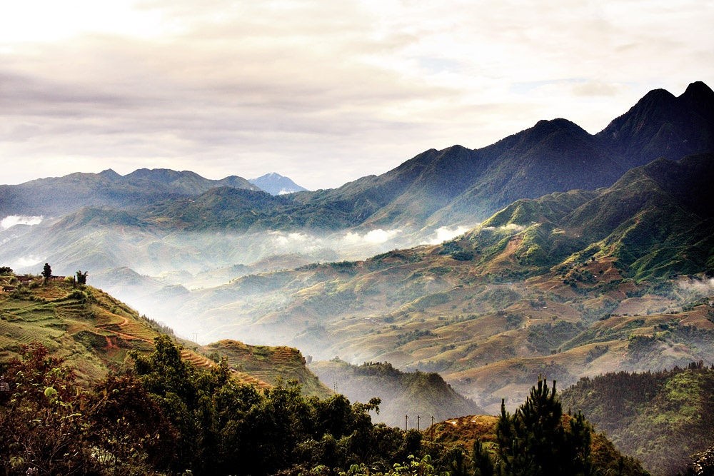 Khung cảnh tuyệt đẹp nhìn từ cung đường  chinh phục đỉnh Fansipan. Ảnh: Akkara Naktamna - 500px.com