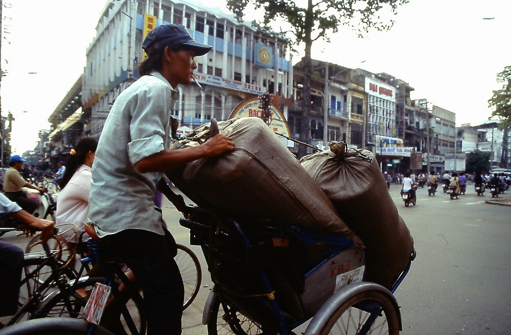 Ngã tư Trần Hưng Đạo B - Châu Văn Liêm, Sài Gòn năm 1995.