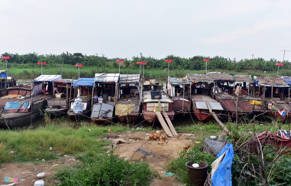 Làng chài ven sông Hồng (còn gọi là bến gốm) nằm trên địa bàn phường Tứ Liên (quận Tây Hồ, Hà Nội) là nơi sinh sống của 14 hộ gia đình làm nghề buôn bán vận chuyển gốm hoặc thu mua phế liệu. Không gian sinh hoạt của họ gói gọn trên những con thuyền sắt cũ.