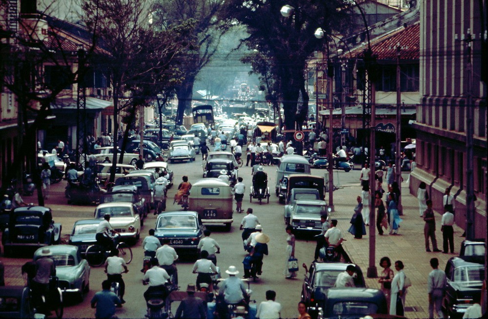 Đường Pasteur nhìn từ đầu cầu Mống, phía bên phải là Ngân hàng Quốc gia,  Sài Gòn thập niên 1960. Hình ảnh được đăng tải trên trang Flickr của một cựu binh Mỹ từng đóng quân tại căn cứ ra đa Phú Lâm ở Sài Gòn.