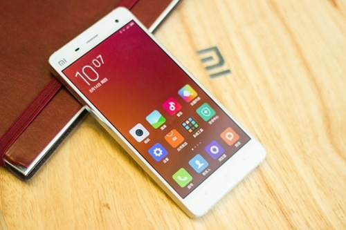  Xiaomi Mi 4 - 3 triệu đồng. Mi 4 vừa mới được bán ở Việt Nam theo dạng chính hãng. Nhưng trước đó, smartphone Trung Quốc này bán khá chạy ở thị trường xách tay, nhờ giá rẻ mà cấu hình cao.  Smartphone giá rẻ của Xiaomi được trang bị chip Snapdragon 801 và có màn hình Full HD 5 inch cùng thiết kế khung viền kim loại. Phiên bản chính hãng 3 triệu đồng có RAM 2GB.