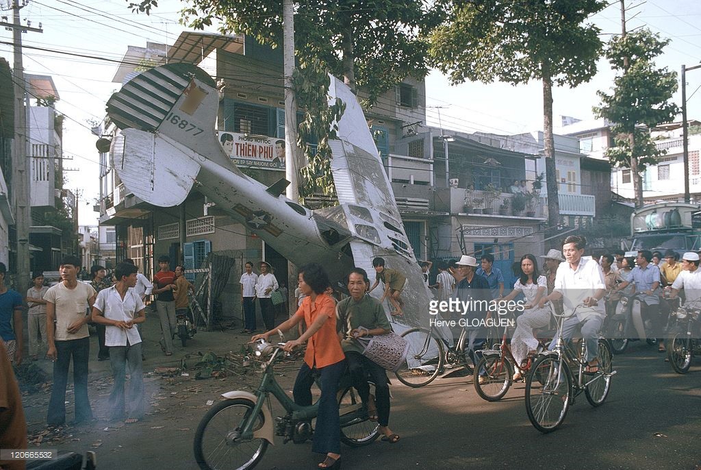 Ngày 29/4/1975, trong nỗ lực đào thoát khỏi Sài Gòn, một chiếc máy bay hạng nhẹ L-19 của chính quyền Sài Gòn đã rơi trên đường Nguyễn Hoàng. Ảnh: Herve Gloaguen.