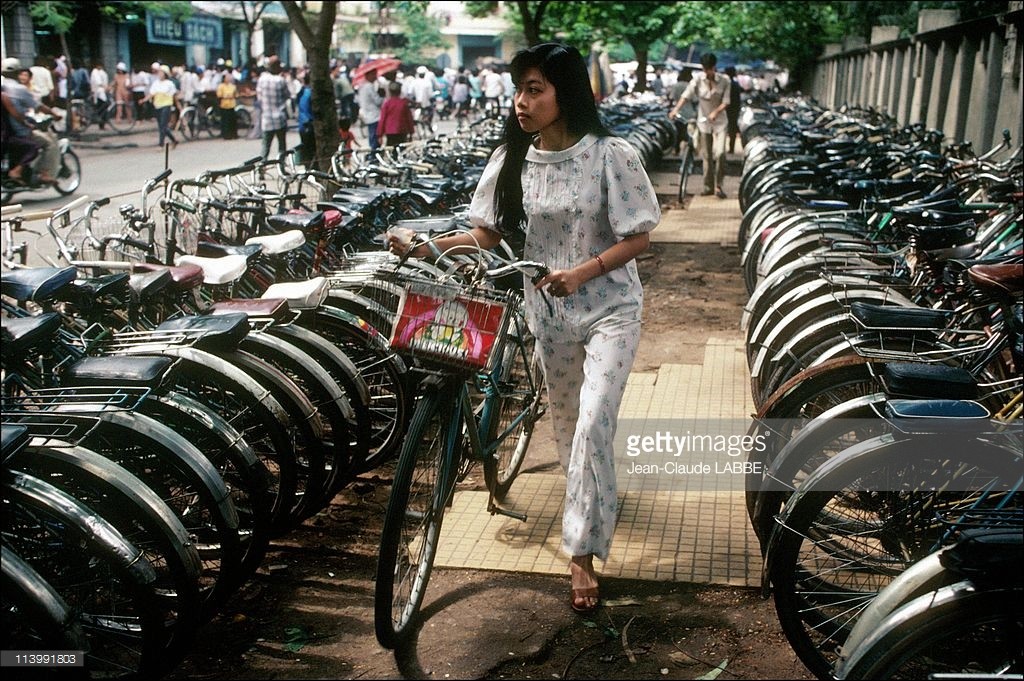 Bãi gửi xe đạp trên vỉa hè,  Sài Gòn năm 1991.