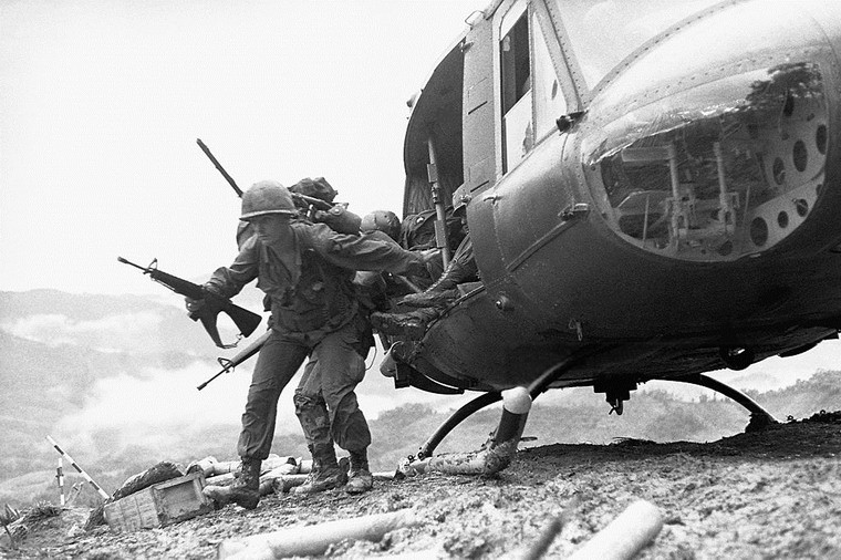 Lính Sư đoàn Không vận 101 của Mỹ đổ bộ lên núi A Bia hay "Đồi thịt băm" (Hamburger Hill) - điểm cao chiến lược ở thung lũng A Sầu, Thừa Thiên-Huế, ngày 18/5/1969.