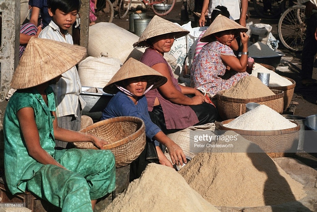 Chợ nông sản ở Tam Nông, Đồng Tháp năm 1993. Hình ảnh nằm trong loạt ảnh  Việt Nam thập niên 1990 của Peter Charlesworth.