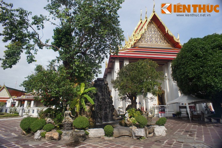 Trong khuôn viên của Wat Pho - ngôi chùa lớn nhất và cổ nhất ở thủ đô Bangkok của Thái Lan có một điện thờ đặc biệt, được xây dựng với quy mô rất bề thế.