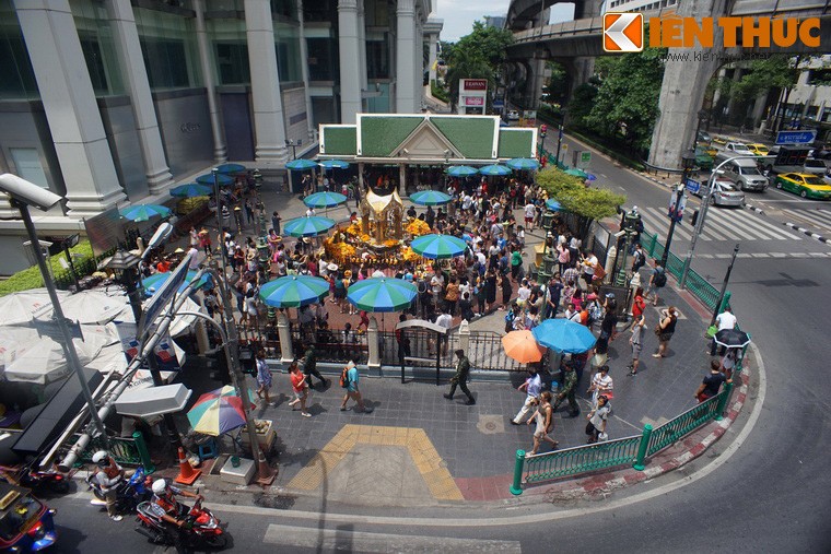  Đền Erawan (còn gọi là đền San Phra Phrom) là một trong những ngôi đền nổi tiếng nhất tại thủ đô Bangkok của Thái Lan.