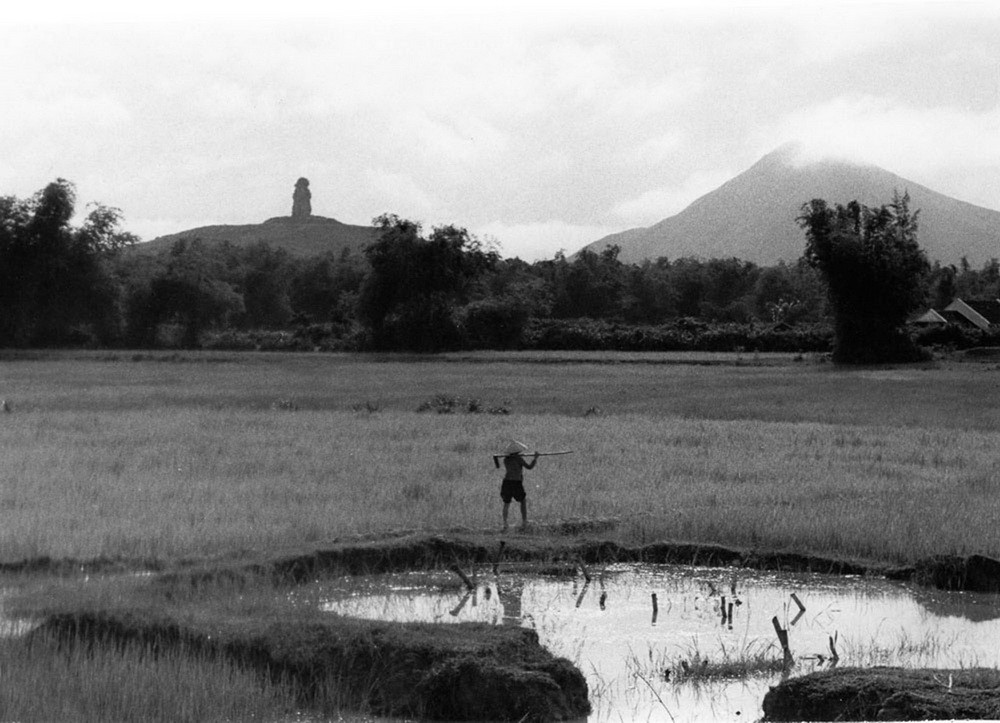 Khung cảnh ở Bình Định,  miền Nam Việt Nam năm 1966, với phế tích tháp Chăm trên một ngọn đồi ở xa.