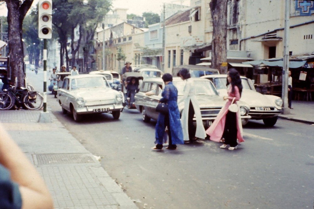 Góc đường Công Lý - Lê Lợi,  Sài Gòn năm 1965. Loạt ảnh của cựu binh Mỹ Lloyd Vandervort.