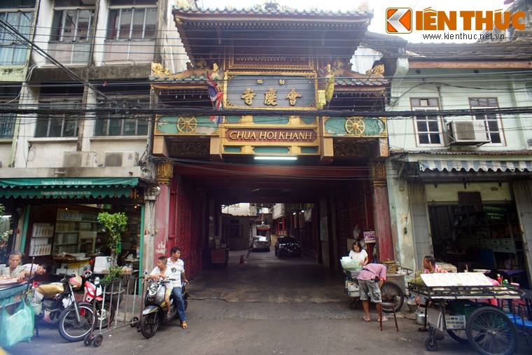 Tọa lạc ở số 48 đường Plaeng Nam ở trung tâm khu "Chinatown" nổi tiếng của thủ đô Bangkok, Thái Lan, chùa Hội Khánh được cho là ngôi chùa cổ nhất của người Việt ở đất nước Thái.