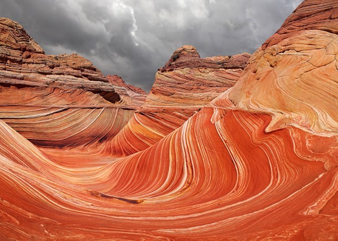 Vùng đá sa thạch độc nhất vô nhị có tên The Wave nằm trên sườn núi Coyote Buttes, giữa bang Utah và Arizona của Mỹ mang một vẻ đẹp vô cùng kỳ vỹ.  Kỳ quan thiên nhiên này được hình thành từ những đụn cát hàng tỷ năm tuổi kết hợp với sự chuyển động và kết tủa của vật liệu oxy hóa như sắt và mangan bởi nước ngầm.