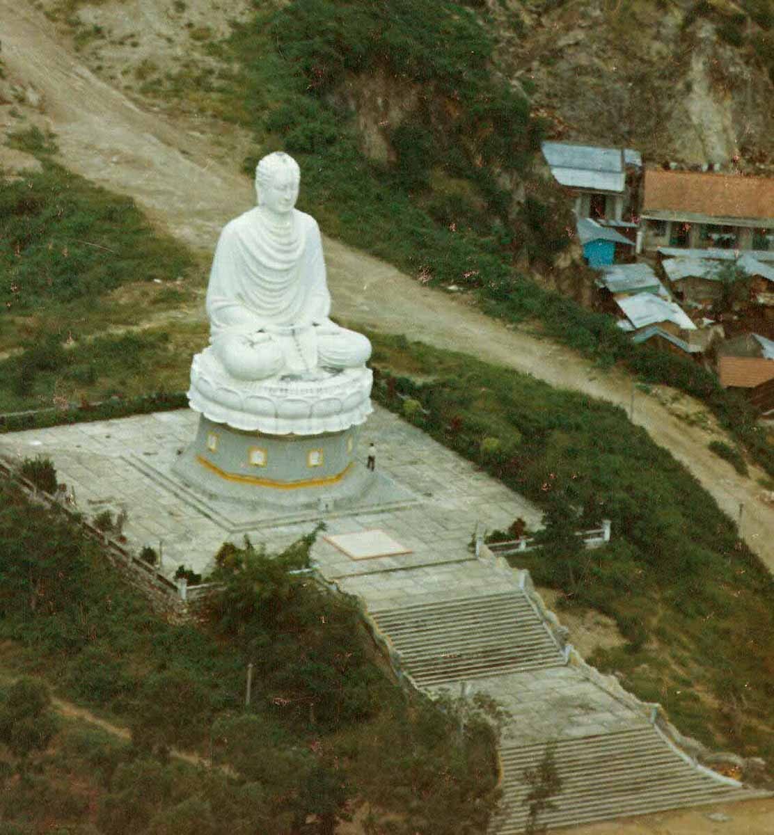 Tượng Phật Trắng ở Nha Trang, Khánh Hòa,  miền Nam Việt Nam năm 1971. Loạt ảnh do B. Copley, cựu binh Đại đội Trực thăng tấn công số 61 của Mỹ thực hiện.