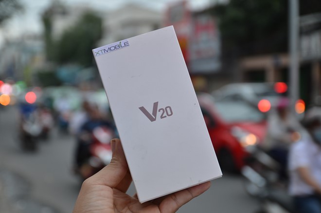 Chỉ thời gian ngắn sau khi ra mắt,  điện thoại LG V20 đã lên kệ tại Hàn Quốc. Phiên bản này được một cửa hàng ở TP.HCM mang về Việt Nam và bán với giá 16,9 triệu đồng.