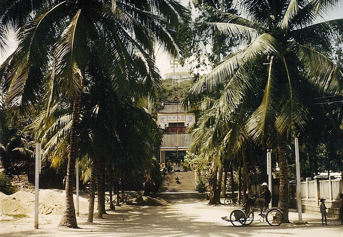 Chùa Long Sơn, ngôi chùa cổ nổi tiếng nhất Nha Trang. Loạt ảnh  Nha Trang năm 1966-1967 do Walter Stolpa Jr, một cựu binh Mỹ từng đóng quân tại căn cứ không quân Nha Trang thực hiện, được đăng tải trên trang Airforce.togetherweserved.com