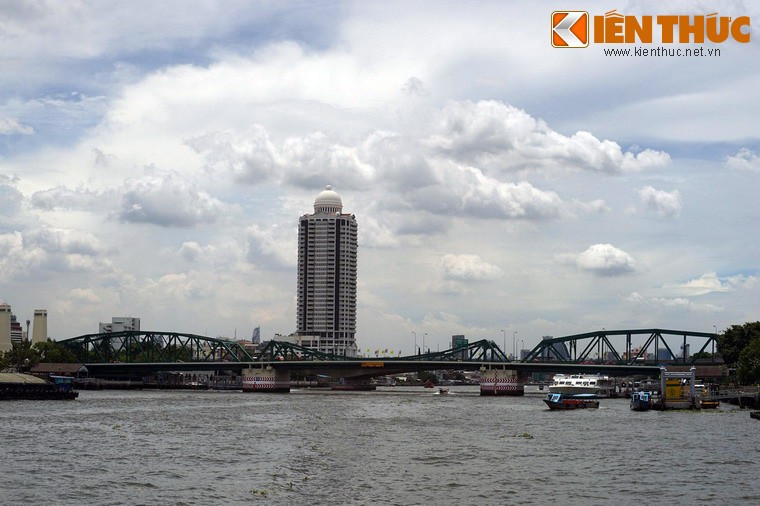 Bắc qua sông Chao Phraya, nối liền hai quận Phra Nakhon and Thonburi,  cầu Phra Phuttha Yodfa hay cầu Tượng niệm là một cây gắn liền với lịch sử hiện đại của Bangkok.